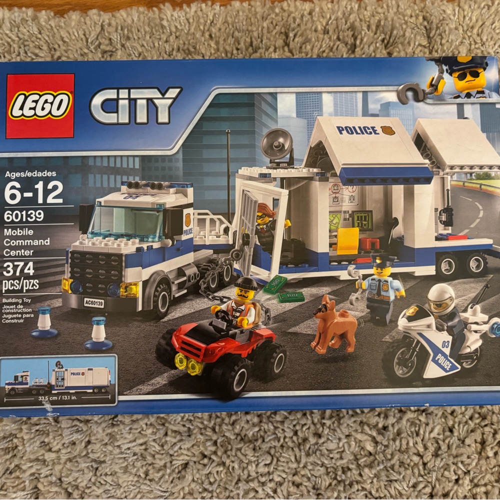 LEGO City Police Station Building Set - Blue and White 60139 - Picture 2 of 2